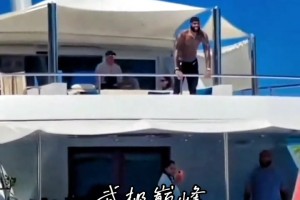 詹姆斯在游艇上打招呼 ！霸气侧漏！